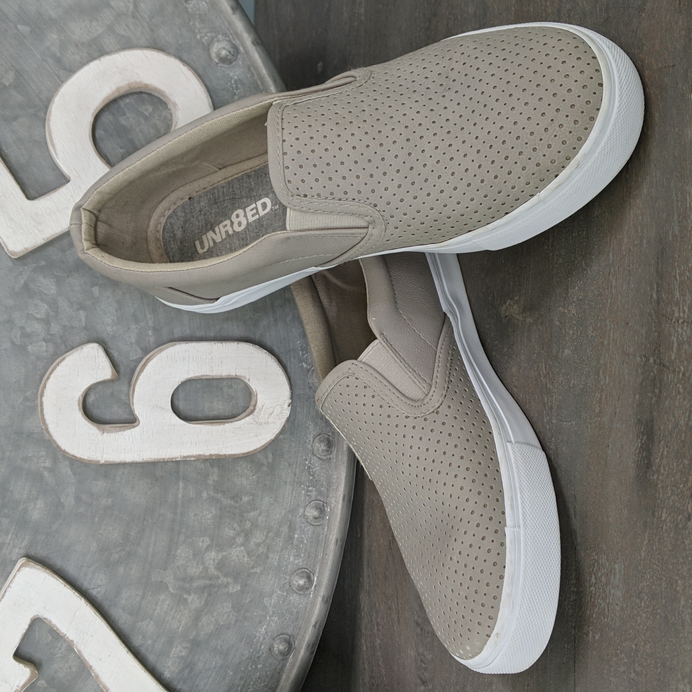Excellent Condition! UNR8ED Slip-On Shoes, Size 9